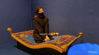 小巧的少女Sophie在户外穿着诱人的内衣展示她的天然美丽